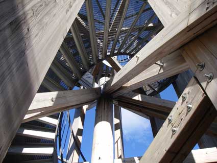 Holzturm mit Stahltreppe, jpg 22kb